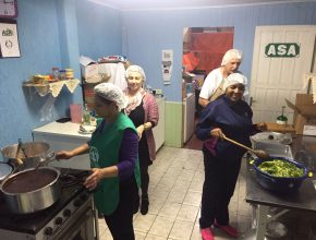 A Ação Solidária Adventista (ASA) tem preparado as refeições para os moradores.