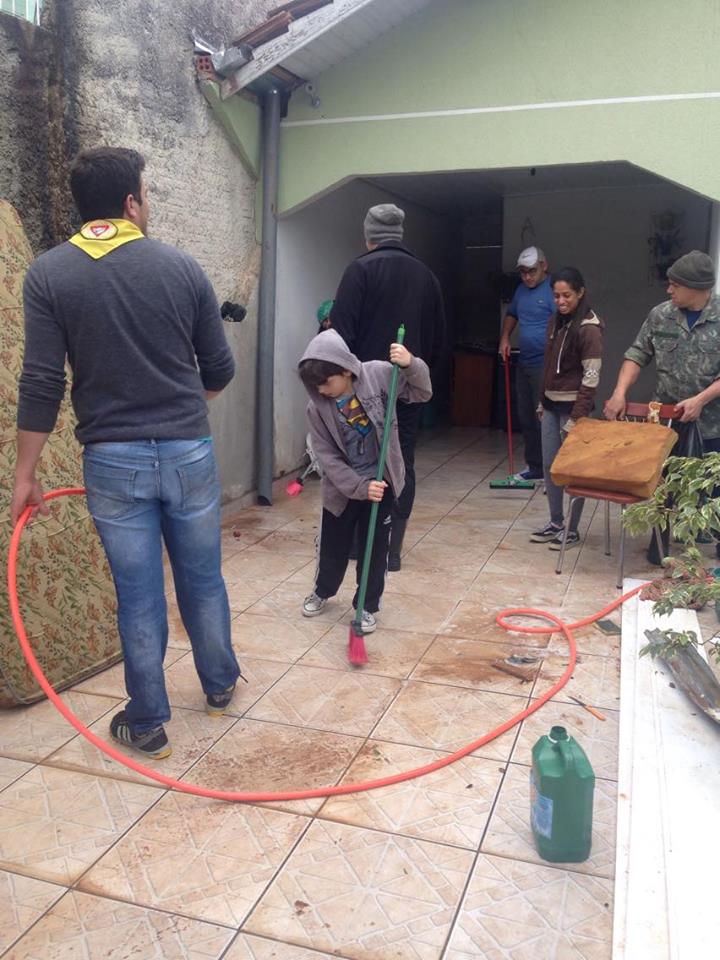 Os voluntários entraram em ação até na limpeza das casas.