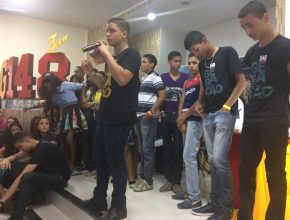 Adolescente organiza evento para envolver sua geração na pregação do evangelho