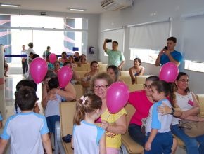 As crianças entregaram balões com uma cartinha dentro. Foto: colaborador local