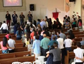 Congresso missional reconsagra participantes e forma duplas missionárias