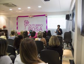 Escritório adventista orienta comunidade sobre câncer de mama