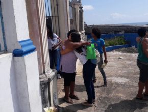 Cemitérios no sul da Bahia viram cenários de solidariedade no dia de finados