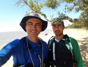 Há uma semana remando, dupla percorre 340 km para chegar de caiaque ao Campori