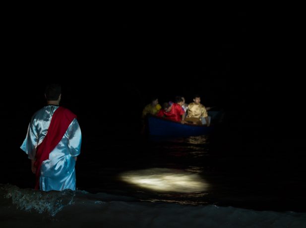 Durante cerimônia de abertura é encenado a história bíblica de Jesus andando sobre as águas.