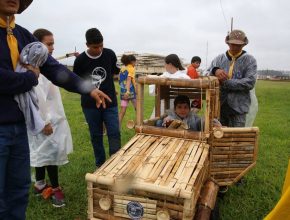 Corrida de carrinhos de bambu marca acampamento de adolescentes