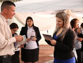 Em cada tenda os adventistas receberam orientações sobre os materiais disponíveis para 2017. 