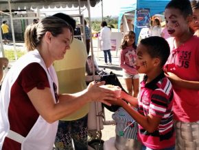 Adventistas promovem domingo de alegria para crianças carentes em Arcos (MG)