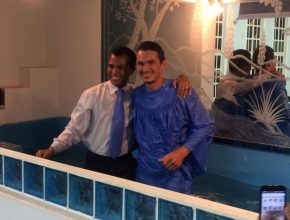 Campeão de motocross é batizado durante Semana de Evangelismo
