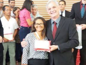 Maria José recebe certificado do auditor Ielson Ferreira, que atua na Paraíba
