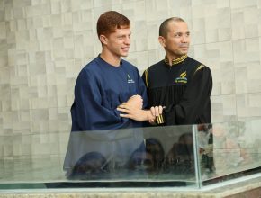 Pintor é batizado após ajudar na construção de templo adventista