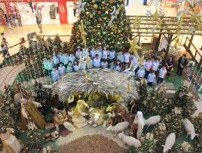 Alunos de Colégio Adventista realizam apresentação de Natal em shopping