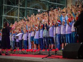 Colégio Adventista realiza apresentação natalina no centro de Florianópolis