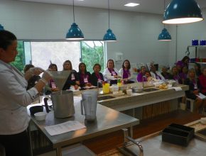 As mulheres participaram de um curso de culinária no Centro de Treinamento. Foto: colaborador local