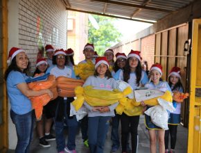 Alunos do Colégio Adventista de Porto Alegre antecipam Natal em escola estadual