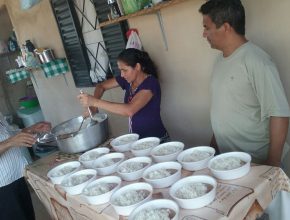 Família desempregada prepara marmitas para moradores de rua