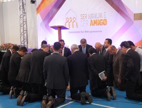 Líderes administrativos e pastores das igrejas do campo durante momento de oração pelo trabalho da igreja em 2017.