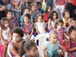 Crianças carentes de Florianópolis recebem presente antecipado de natal