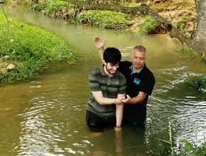 Movimento jovem incentiva rapaz ao batismo