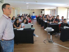 Teólogo adventista palestra sobre Direitos Humanos para membros do Parlamento Juvenil do Mercosul