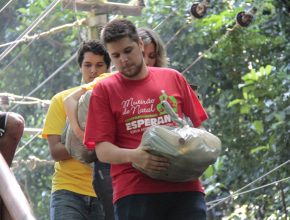 Voluntários entregaram 200 cestas básicas na comunidade Cerro Corá, no Cosme Velho. 