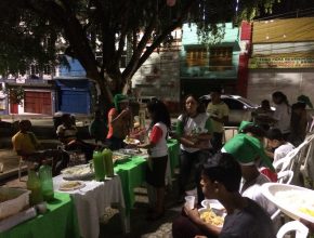 Moradores de rua participam de noite especial