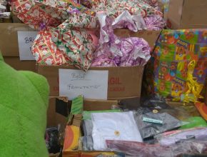 Fiéis distribuem brinquedos para crianças de bairro carente em Porto Alegre, RS