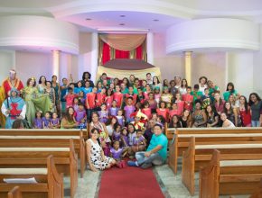 Escola Cristã de Férias ensina e alegra crianças durante recesso escolar