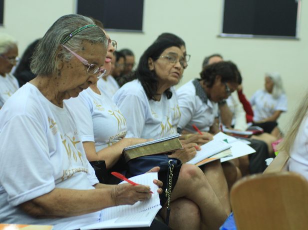 O número de idosos no Brasil é cada vez maior, daí a necessidade de oferecer-lhes apoio e orientações