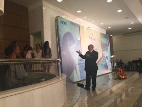 Igreja grava sermões de Alejandro Bullón para projeto de crescimento espiritual