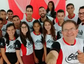 Grupo da Missão Calebe ao qual Milena participa, desenvolve ações no bairro da Tijuca, Cachoeirinha.