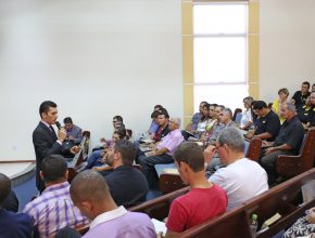 Equipes de reavivamento espiritual e líderes de Mordomia Cristã participam de encontro