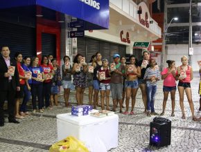 Equipe do Colégio Adventista de Fortaleza homenageia moradoras de rua