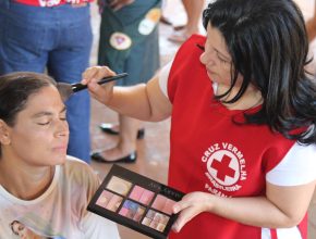 Voluntários atendem centenas de pessoas em parceria com a Cruz Vermelha