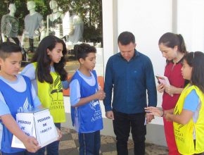 Estudantes e funcionários de escola adventista oram com pessoas nas ruas de Erechim