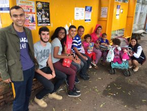Jovens surpreendem crianças de Jacarezinho com presentes