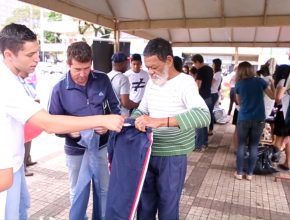 Jovens doam mais de mil peças de roupa em duas horas