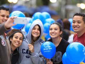 Balões atraem a curiosidade de pedestres no centro de Curitiba