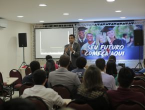Jovens participam do lançamento do projeto Sonhando Alto em Goiás