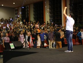 Mega Vigilia reune três mil jovens na igreja do Unasp