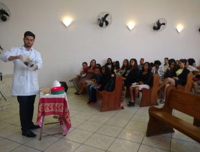 Palestrante fala sobre hábitos alimentares no Jardim Robru, SP