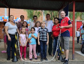 Circuito de atividades físicas une pais e filhos em escola da rede pública de Chapecó
