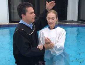 TV Novo Tempo e Semana Santa levam mulher de Florianópolis a ser batizada