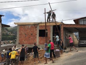 Voluntários de instituto adventista constroem casa para família carente