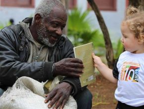 Servidores da USeB entregam 3.100 livros em Sapucaia