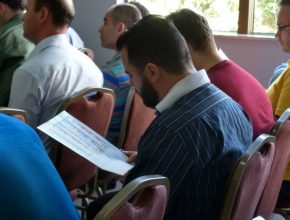 Pastores estudam sobre adoração e fidelidade e compartilham assunto com igrejas do Vale dos Sinos