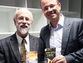 Cientista Michael Behe recebe livro missionário adventista