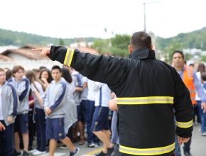 Treinamento de evacuação muda rotina de alunos em colégio adventista