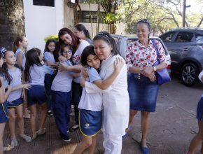 Alunos homenageiam mães em maternidade de Maringá