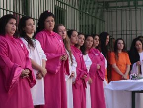 Missionárias voluntárias em Itajaí levam detentas ao batismo